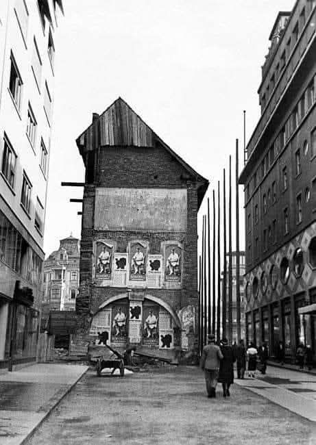 Bolnica Male Braće 1934. godine, Ostaci i Gajevoj ulici prije rušenja. Istočno krilo Zakladne bolnice s ljekarnom srušeno je 1935. godine